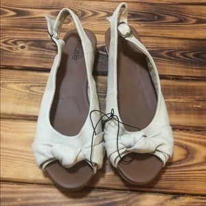 NWOT! Nicole Peep-Toe mini-wedge